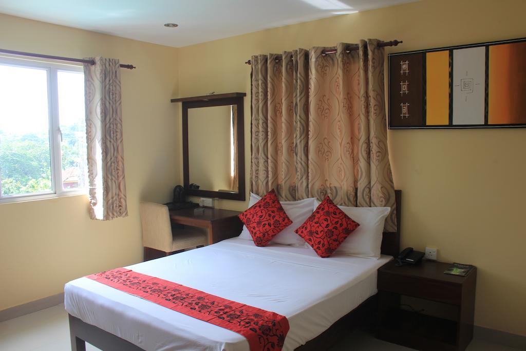 Grand 7 Hotel Thalawathugoda Talawatugoda Bagian luar foto