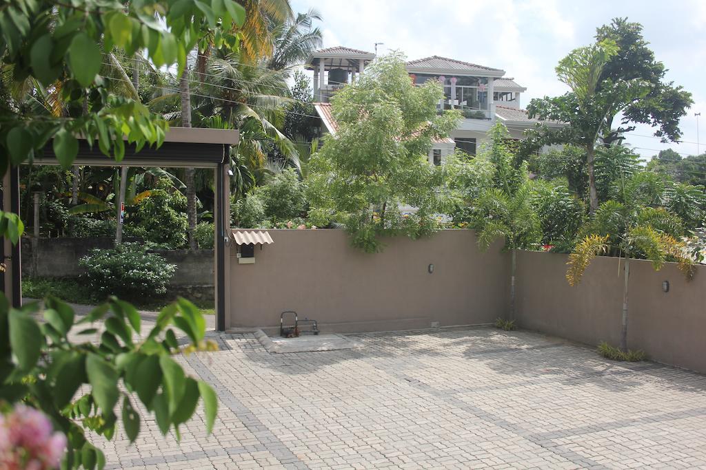 Grand 7 Hotel Thalawathugoda Talawatugoda Bagian luar foto